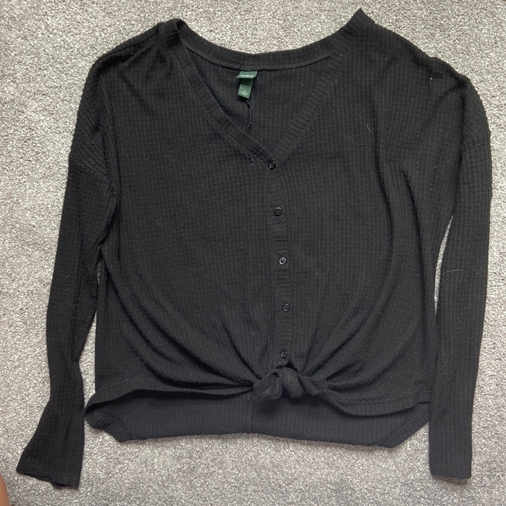 Comfortable long sleeve button up shirt. Has tied knot